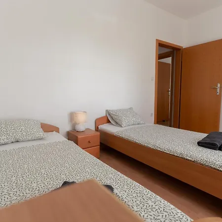 Apartament Maja With 2 Berdooms, Kastel Luksic