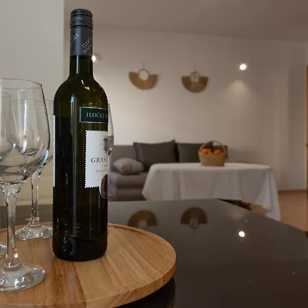 Apartament Maja With 2 Berdooms, Kastel Luksic *